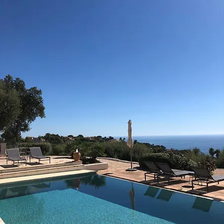 Quiet 4 Bedrooms Full Sea View Heated Pool فيلة