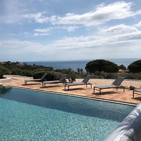 Quiet 4 Bedrooms Full Sea View Heated Pool فيلة *